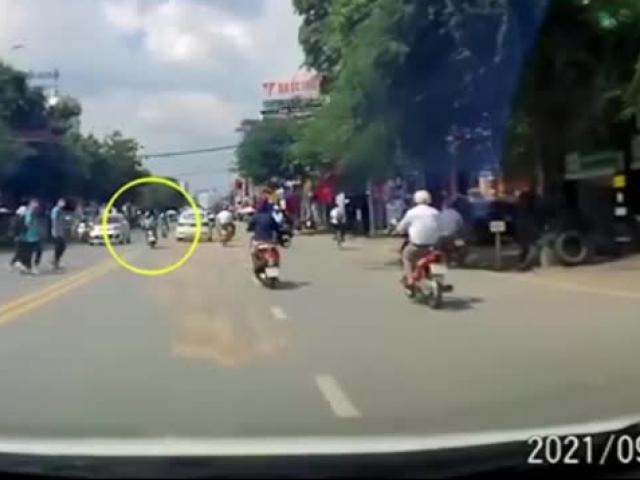 CLIP: Tránh tông nam sinh, nữ tài xế trượt ngã gây tai nạn liên hoàn