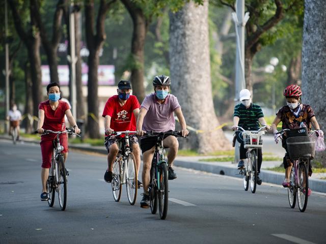 Người dân Hà Nội đạp xe tập thể dục như đoàn đua xe quanh Hồ Gươm