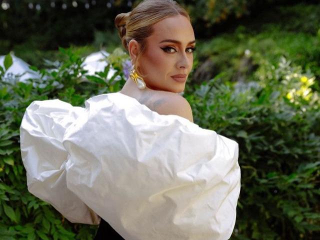 Adele sau giảm cân đẹp lộng lẫy trong chiếc váy Schiaparelli đen trắng