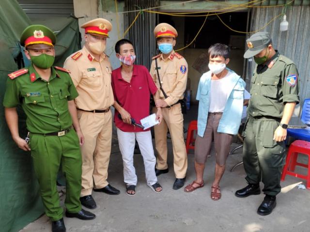 Hà Nội: Cảnh sát khống chế người đàn ông thủ dao bầu “thông chốt” kiểm dịch