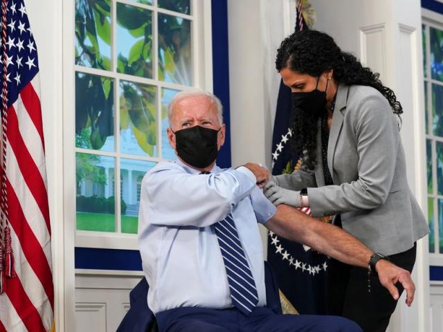 Ông Biden tiêm mũi vaccine Covid-19 thứ ba, chỉ trích người chưa tiêm chủng