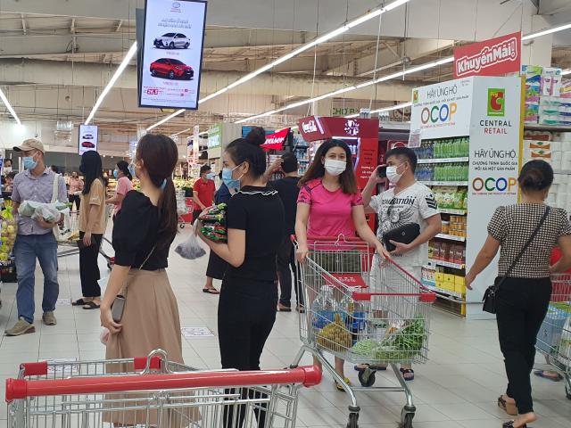 Hà Nội: Cảnh tượng bất ngờ tại các Trung tâm thương mại trong ngày đầu mở cửa trở lại