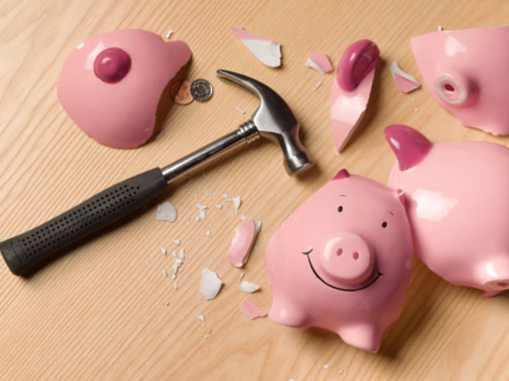 Kinh tế khó khăn, cha mẹ phải “đập “ lợn tiết kiệm của con cái để chi tiêu