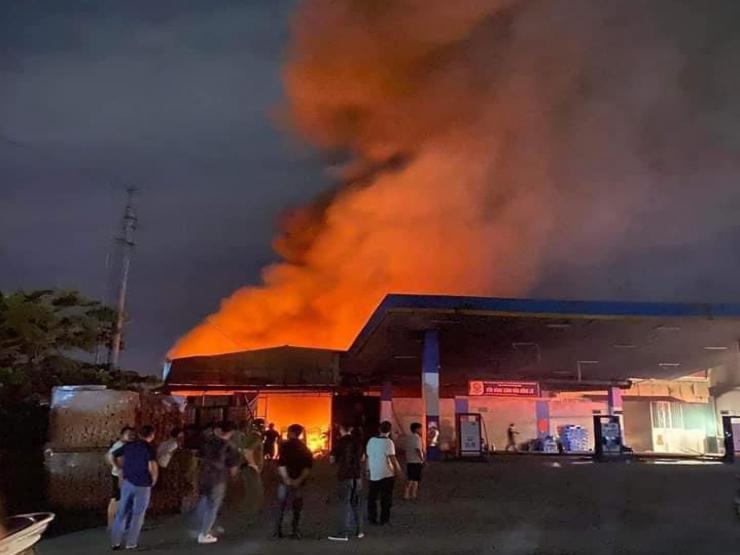 Cháy lớn tại nhà xưởng cạnh cây xăng ở Hà Nội