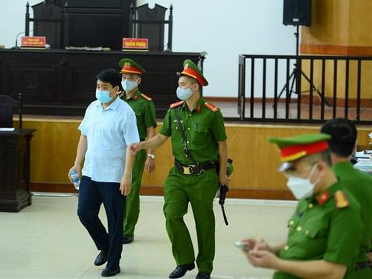 Cựu Chủ tịch TP.Hà Nội Nguyễn Đức Chung nộp bệnh án và 85 bằng khen, giấy khen đến toà án