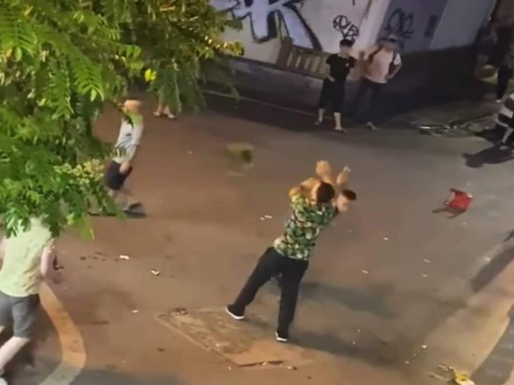 Xôn xao clip du khách nước ngoài bị đánh hội đồng ở Hà Nội
