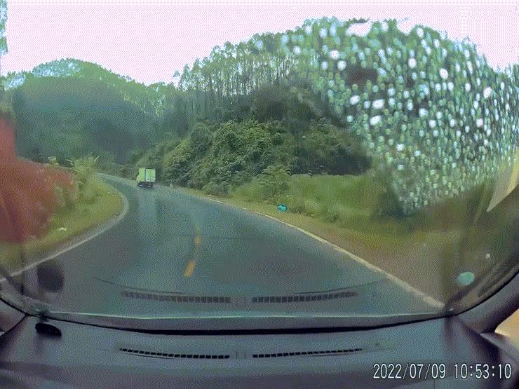 Clip: Xe ben drift như phim hành động khi xuống dốc đường trơn trượt