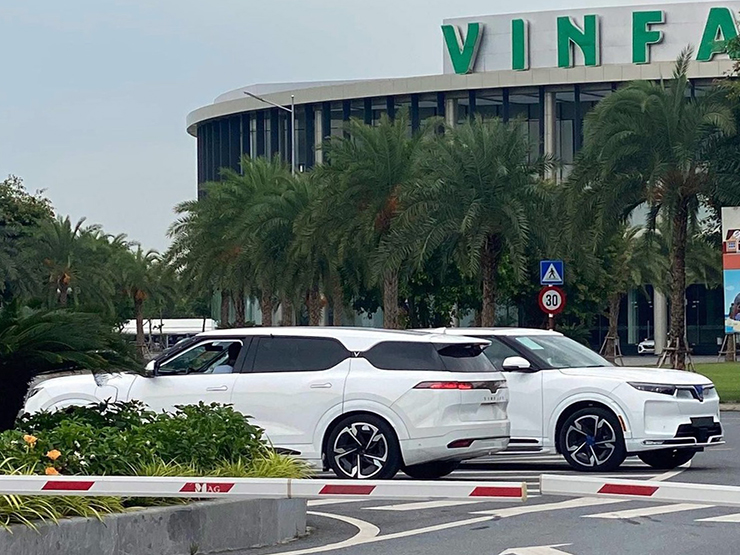 Bắt gặp xe điện VF 9 trong khuôn viên nhà máy VinFast tại Hải Phòng