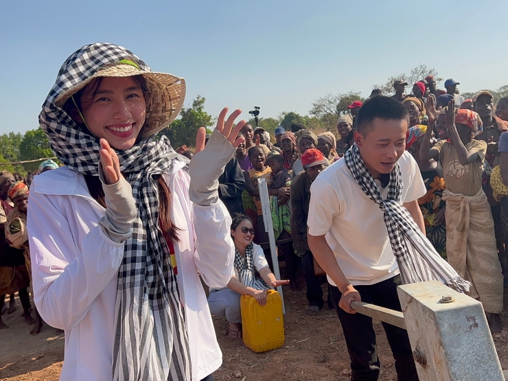 Hoa hậu Thùy Tiên giản dị khi nghiệm thu giếng nước sạch ở Angola