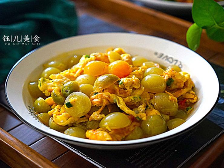 5 phút làm trứng xào cà chua xanh, vừa đẹp mắt vừa ngon miễn bàn