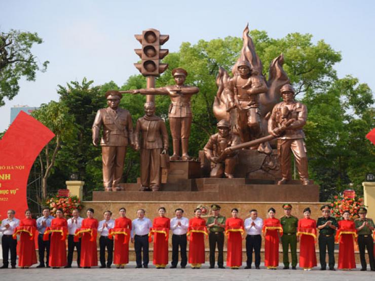 Khánh thành tượng đài CSGT và PCCC trên phố Hà Nội