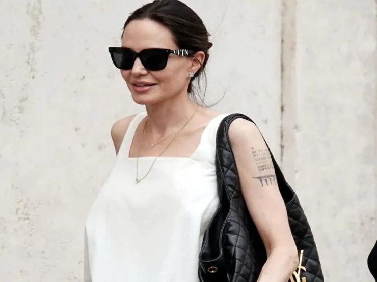 Angelina Jolie sành điệu với chiếc túi cỡ lớn đang hot trend