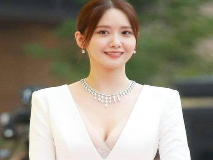 "Nữ thần sắc đẹp Hàn Quốc" lên top 1 tìm kiếm vì tự sửa lại cổ áo trước đám đông