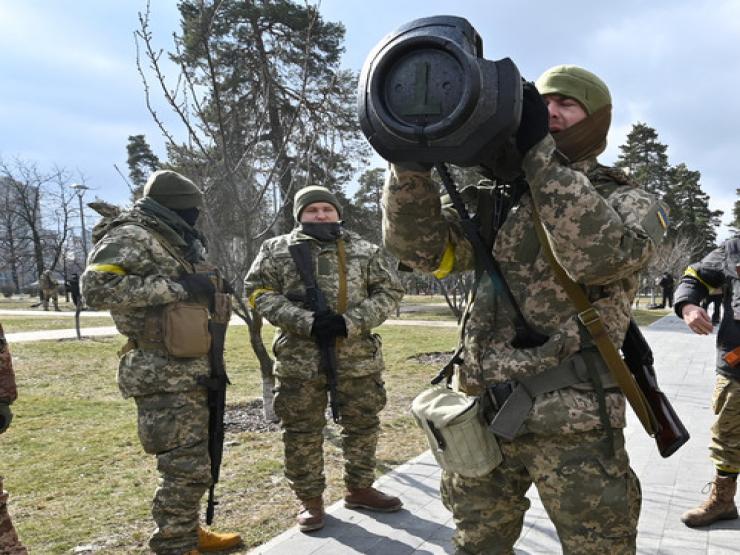 Vũ khí Canada viện trợ Ukraine &quot;mất dấu&quot; khi qua biên giới Ba Lan?