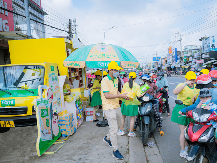 Chuyến xe Fami vui vẻ đến Đồng Nai: Lan tỏa yêu thương từ những hộp sữa lành