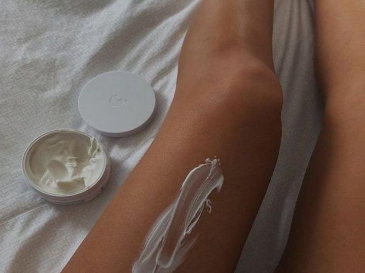 Cách trộn kem dưỡng ẩm từ lô hội giúp dưỡng da toàn thân