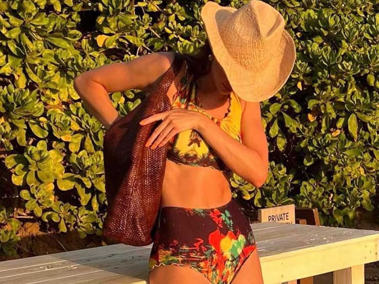Kendall Jenner gần đây chuộng mốt váy như in trên da