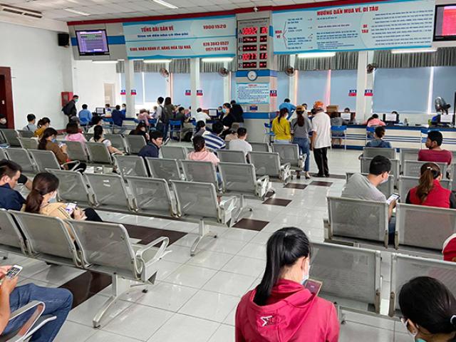 Hình ảnh bất ngờ ở ga Sài Gòn trong ngày đầu bán vé tàu Tết Tân Sửu 2021