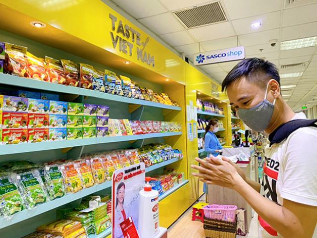 Unilever đồng hành cùng cảng hàng không quốc tế Tân Sơn Nhất và Công ty Sasco phòng dịch cho hành khách