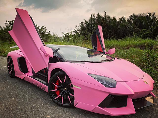 Nữ doanh nhân xinh đẹp này đã chọn chiếc Lamborghini Aventador đầy tinh tế để phù hợp với phong cách của mình. Áo hồng của cô tôn lên vẻ đẹp thướt tha của chiếc xe, hình ảnh đầy nghệ thuật và chất lượng.