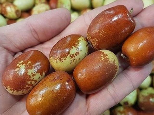 Vì sao quả táo thâm tím, xấu xí này lại 'hút khách' dù giá gấp đôi táo Mỹ?