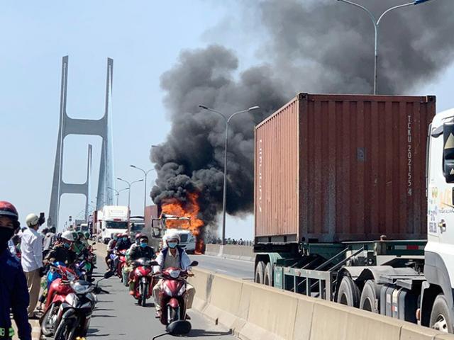 TP.HCM: Kẹt xe khủng khiếp qua hiện trường xe container bốc cháy trên cầu Phú Mỹ