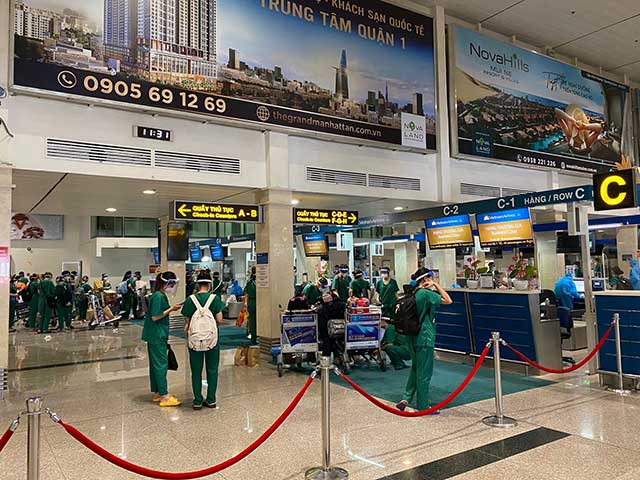 5 chuyến bay liên tiếp chở gần 1.000 y bác sĩ, sinh viên y tế từ TP.Hồ Chí Minh về Hà Nội