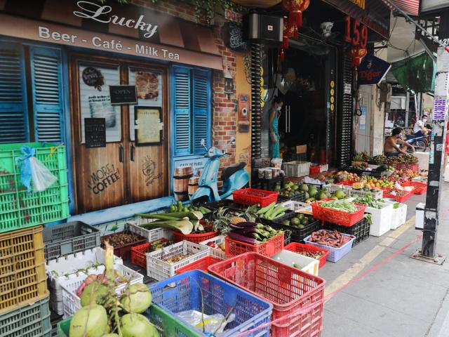 TP.HCM: Hàng loạt quán bar, nhà hàng ở “phố Tây” Bùi Viện chuyển sang bán rau củ, thịt, cá