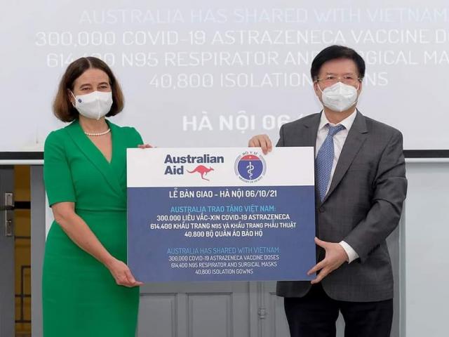 Việt Nam tiếp nhận thêm 300.000 liều vắc-xin COVID-19 và trang thiết bị từ Australia