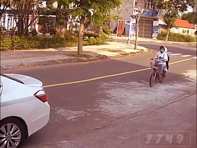 Học sinh chạy xe điện mải hóng hớt đâm sầm vào ô tô đang đỗ bên đường