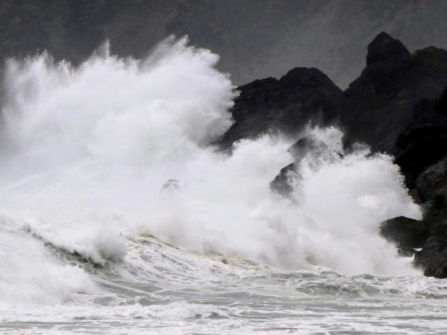 Bão số 7 áp sát đất liền các tỉnh Bắc Bộ, bão số 8 rất mạnh sắp vào Biển Đông