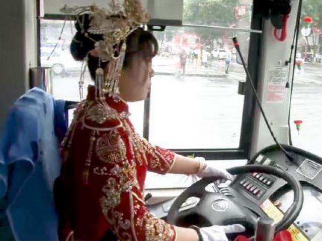 Clip: Cô dâu lái xe buýt đến dự đám cưới “gây sốt”