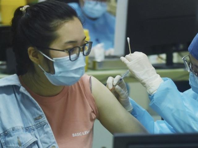 Covid-19: Trung Quốc tiêm vaccine mũi 3 cho người dân