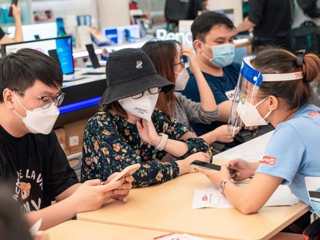 Người Hà Nội xếp hàng đợi mua những chiếc iphone 13 đầu tiên tại Việt Nam