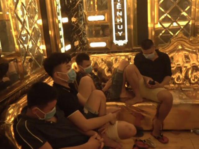 25 nam, nữ "thác loạn" trong quán karaoke bất chấp lệnh cấm