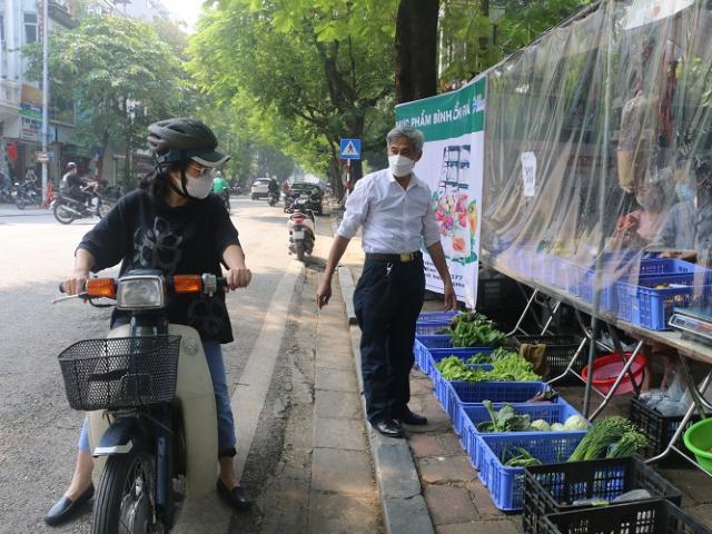 Người dân Hà Nội mang lon bia, bìa các tông ra chợ đổi thực phẩm không mất tiền