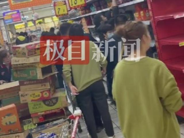 Các siêu thị Trung Quốc chật cứng, có người hoảng loạn tích trữ 3 tạ gạo