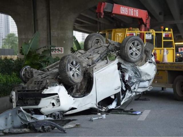 Hà Nội: Ô tô con bị vò nát rồi lật ngửa sau tai nạn, tài xế thoát chết thần kỳ