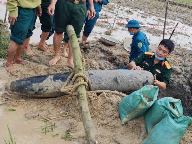Hà Tĩnh: Phát hiện bom dài 1,5m dưới ruộng