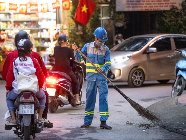Theo chân người đàn ông 14 năm cặm cụi quét rác mưu sinh trên phố Hà Nội
