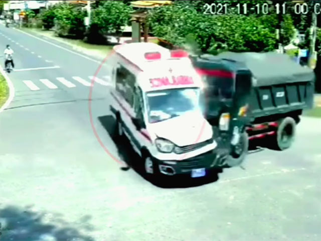 Xe cấp cứu vượt đèn đỏ va chạm mạnh với xe ben tại ngã tư