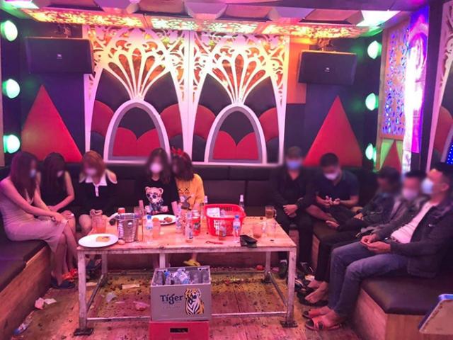 11 "chân dài" phục vụ khách trong quán karaoke hoạt động “chui”