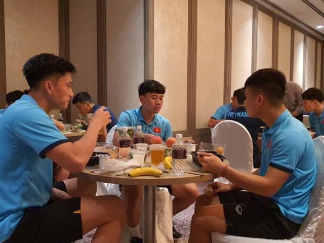 Khách sạn tuyển Việt Nam ở tại AFF Cup: Ông Park Hang-seo tiết lộ món ăn 3 ngày qua của các cầu thủ tại đây