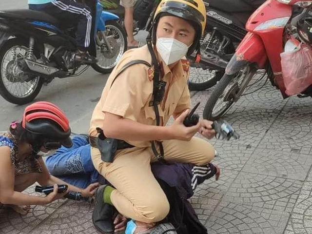 Cảnh sát rút súng khống chế kẻ đâm gục người phụ nữ ở Sài Gòn