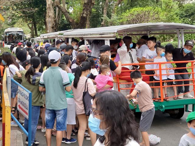 Hình ảnh bất ngờ tại Thảo Cầm Viên Sài Gòn ngày cuối tuần