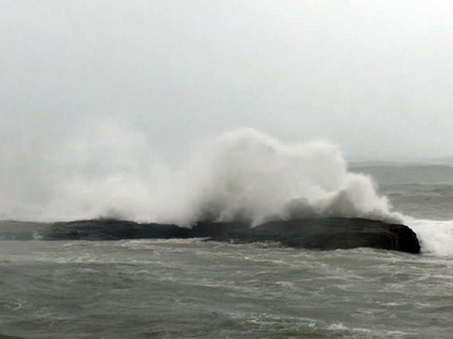 Quảng Ngãi: 103 ngư dân đang “kẹt” ở Hoàng Sa, sơ tán gần 2.700 người dân tránh bão số 9