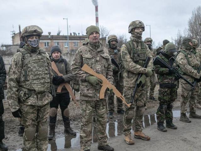 Ukraine: Dân biến thành lính, quyết &quot;tử thủ&quot; nếu Nga tấn công