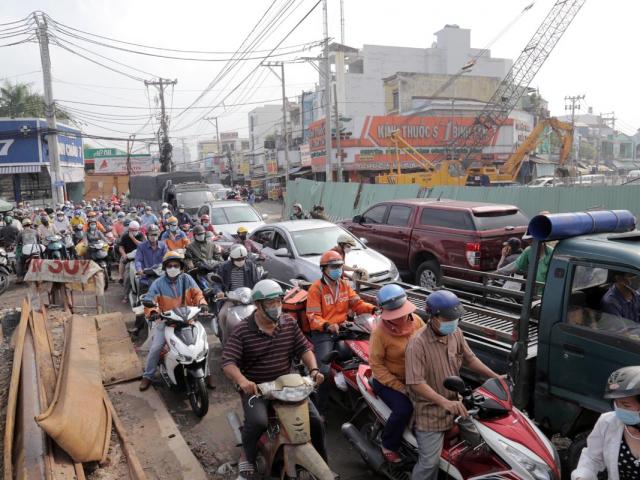 Kẹt xe khủng khiếp ở TP.HCM, người dân “chôn chân” hàng giờ trên đường