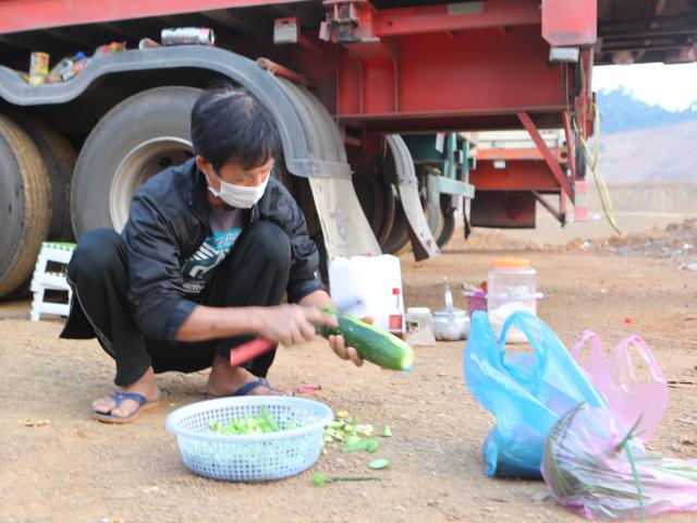 Hàng nghìn tài xế vạ vật sống qua ngày tại cửa khẩu Lạng Sơn khẩn thiết đợi thông quan